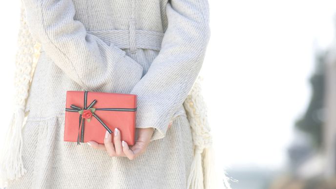 Ženy pořizují 84% všech vánočních dárků, ale dostávají jich jen 61%. 