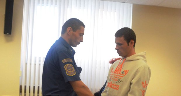 Rumunský dělník na Vánoce znásilnil mladou Češku: Čeká ho osm let vězení a vyhoštění.