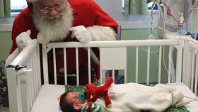 Santa existuje: Navštívil dětské nemocnice, aby ducha Vánoc cítily i děti, které nemohou být o svátcích doma se svou rodinou.