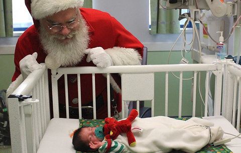 I děti, které musí být o Vánocích v nemocnici, chtějí zažít krásné svátky. A Santa jim to splnil!