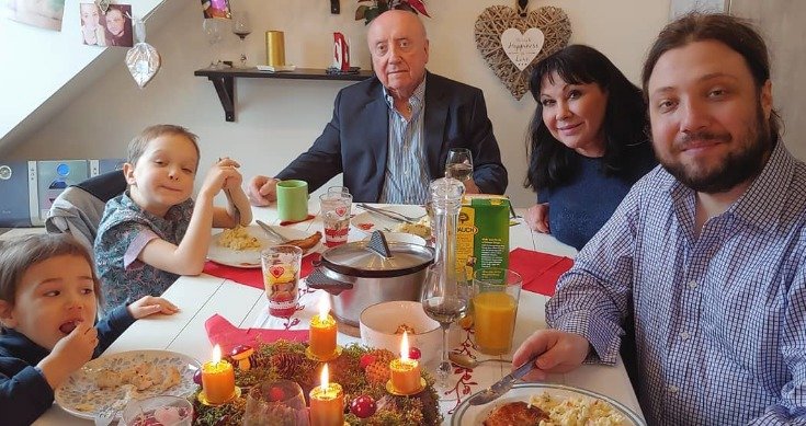 Dáda Patrasová s Felixem Slováčkem, synem Felixem ml. a jeho dvěma syny u vánočního stolu
