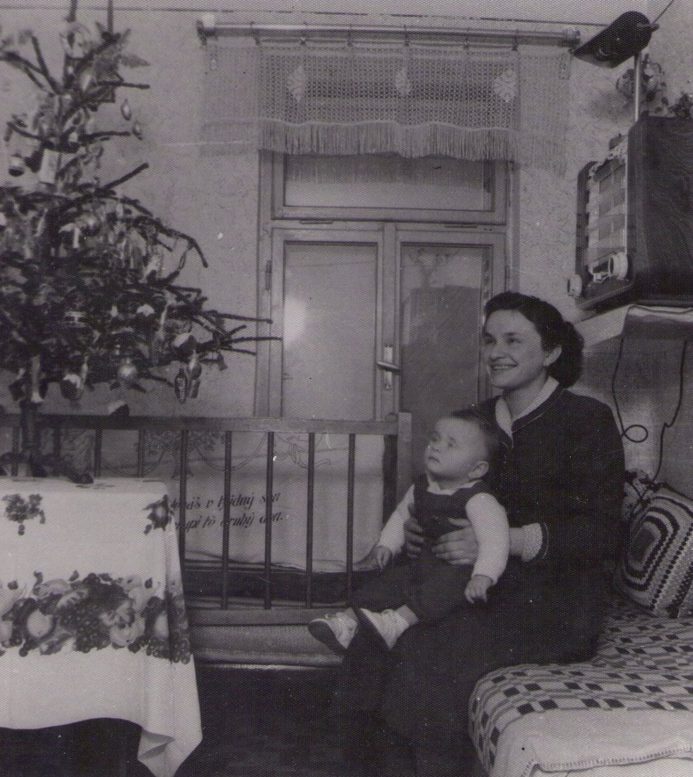 Vánoce za totáče: Můj táta s babičkou v roce 1964. Jenichov, okres Mělník