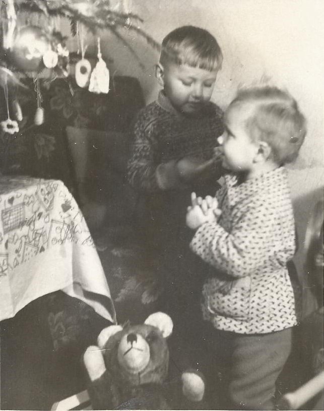 Vánoce za totáče: Svátky v roce 1952. Paní Jarce bylo rok a půl, bratranci o dva roky víc. Dostala svého prvního méďu