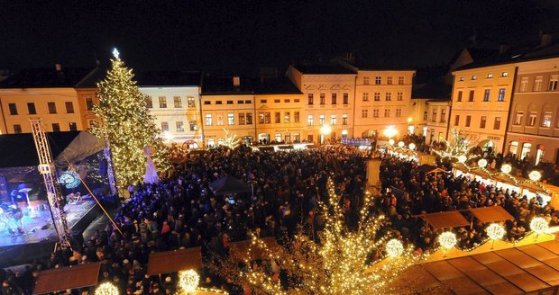 Takhle vypadaly vánoční trhy na náměstí Svobody ve Frýdku-Místku před dvěma lety.