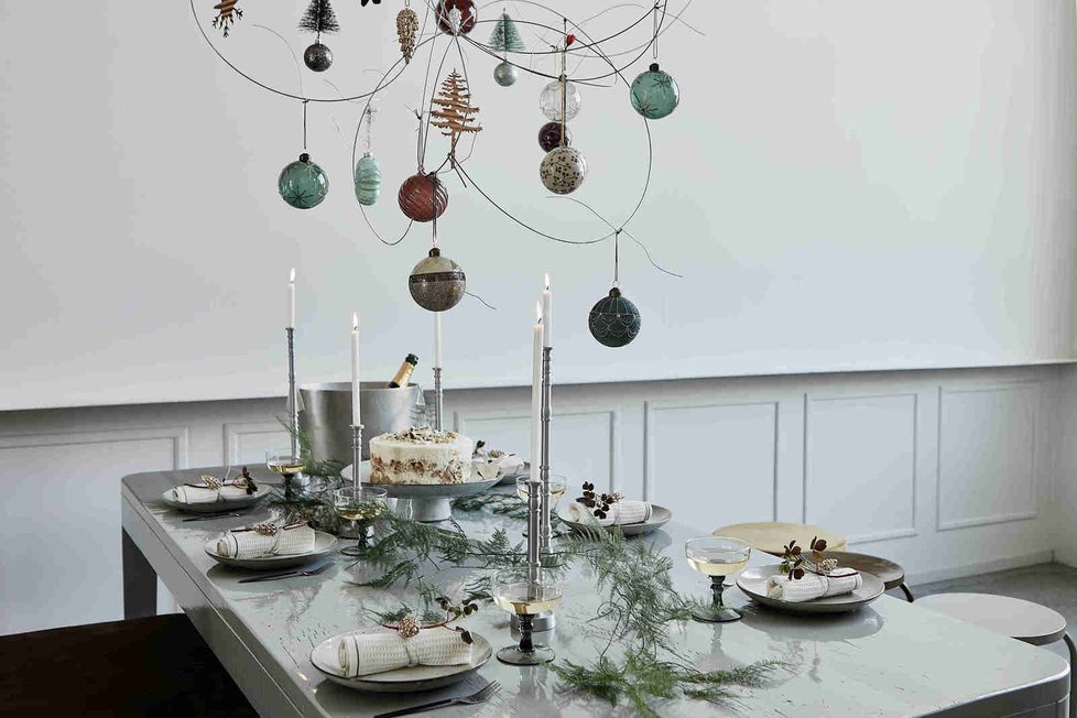 Efektní závěs z vánočních ozdob se bude skvěle vyjímat nad jídelním stolem, ale třeba také nad komodou v obývacím pokoji nebo chodbě.