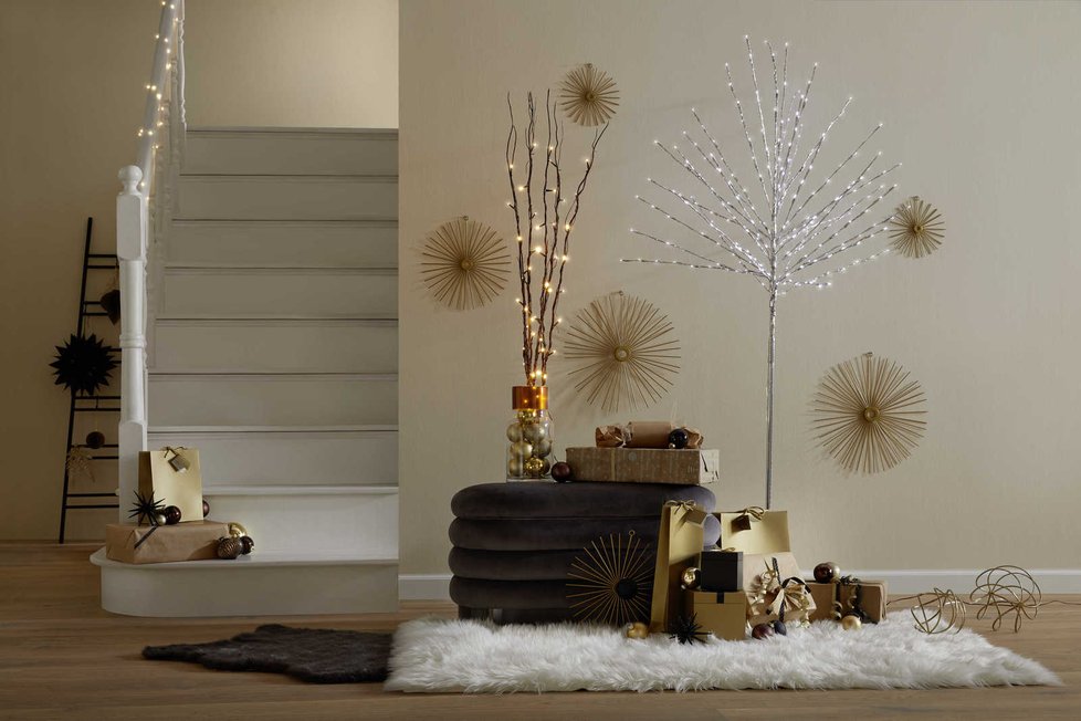 Větve z kroucené vrby mohou být alternativním vánočním stromkem. Nebojte se kombinovat zlatou a stříbrnou, letos je to rozhodně dovoleno.
