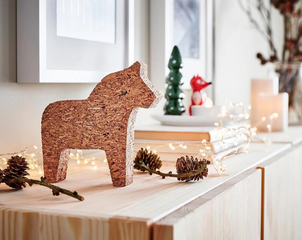 Máte rádi severské Vánoce? Symbolem těch švédských je mimo jiné koník. Toho můžete vyřezat třeba z korkové desky a doplnit světelným řetězem či šiškami.