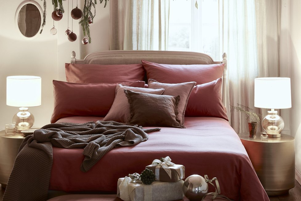 Nezapomínejte na ložnici. Jednou z dominantních barev letošních Vánoc je i růžová. Ve spojení se zlatou působí velmi luxusně.