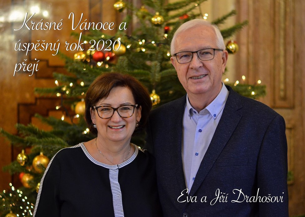 Senátor Jiří Drahoš popřál s manželkou veselé Vánoce.
