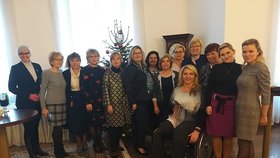 Exministryně obrany a poslankyně Karla Šlechtová (ANO) se vánočně vyfotila se svými kolegyněmi.
