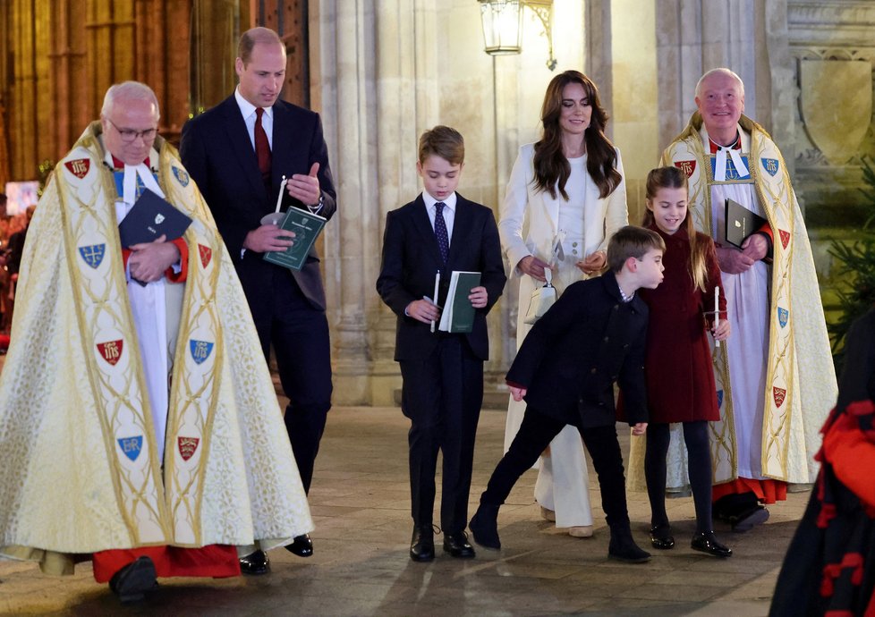 Královský předvánoční koncert: Princ Louis zlobil a sfouknul svíčku.