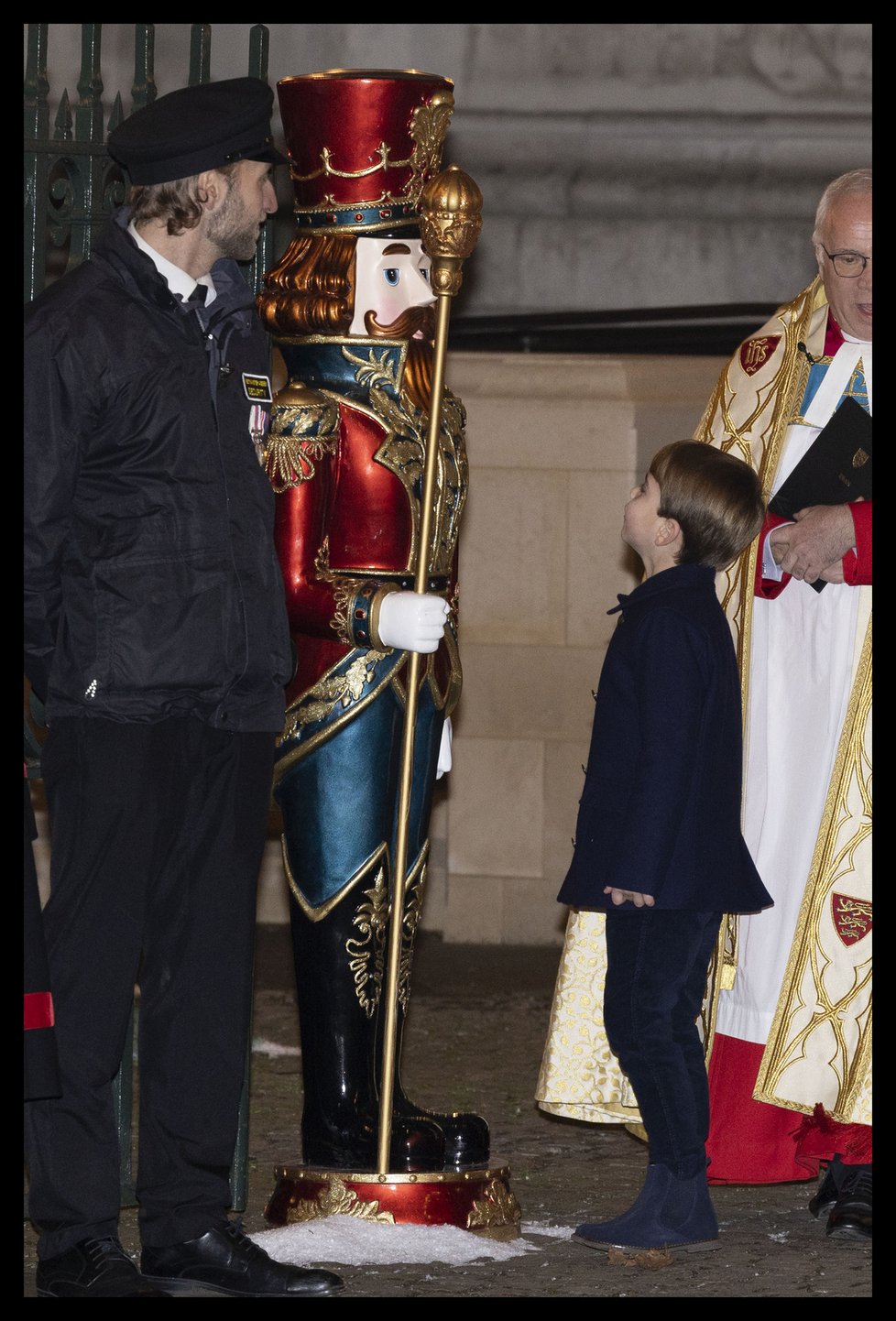 Princ Louis a figurína gardisty