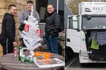 Duch Vánoc na zavřených Britských hranicích: Kamioňáci pijí alkohol, stromeček ozdobili prázdnými plechovkami