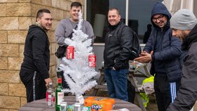 Duch Vánoc na zavřených Britských hranicích: Kamioňáci pijí alkohol, stromeček ozdobili prázdnými plechovkami