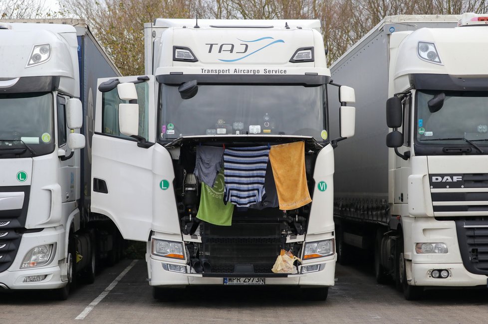 Duch Vánoc na zavřených Britských hranicích: Kamioňáci pijí alkohol, stromeček ozdobili prázdnými plechovkami