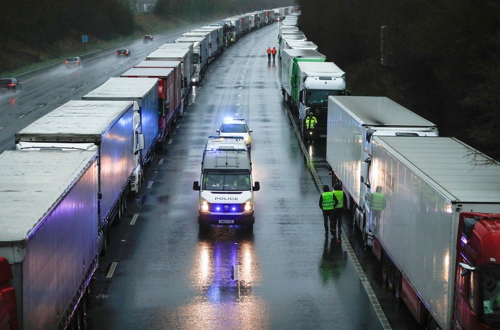 Duch Vánoc na zavřených Britských hranicích: Kamioňáci pijí alkohol, stromeček ozdobili prázdnými plechovkami