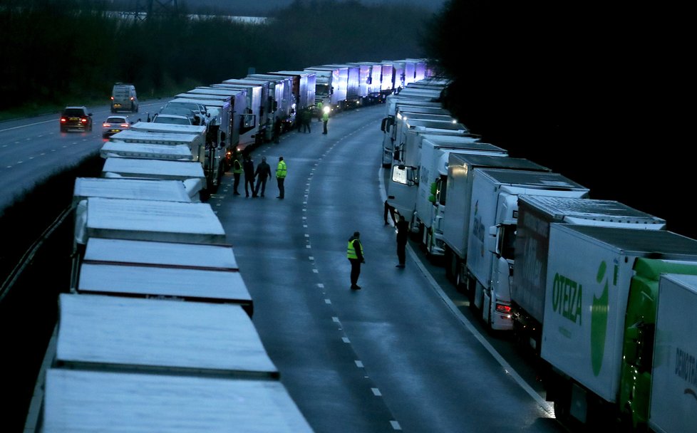 Duch Vánoc na zavřených Britských hranicích: Kamioňáci pijí alkohol, stromeček ozdobili prázdnými plechovkami