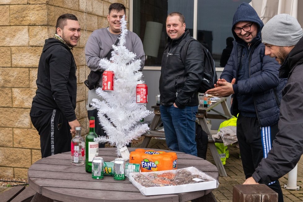 Duch Vánoc na zavřených Britských hranicích: Kamioňáci pijí alkohol, stromeček ozdobili prázdnými plechovkami