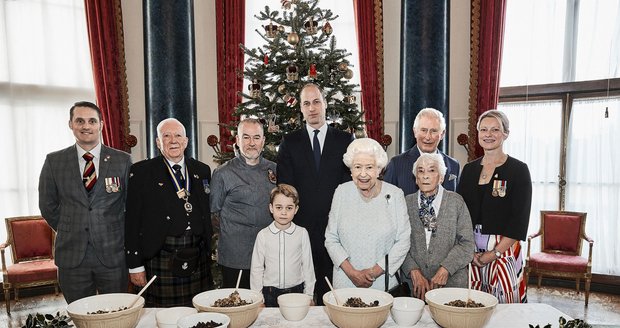 Královna a tři následníci trůnu se sešli, aby připravili vánoční pudink.