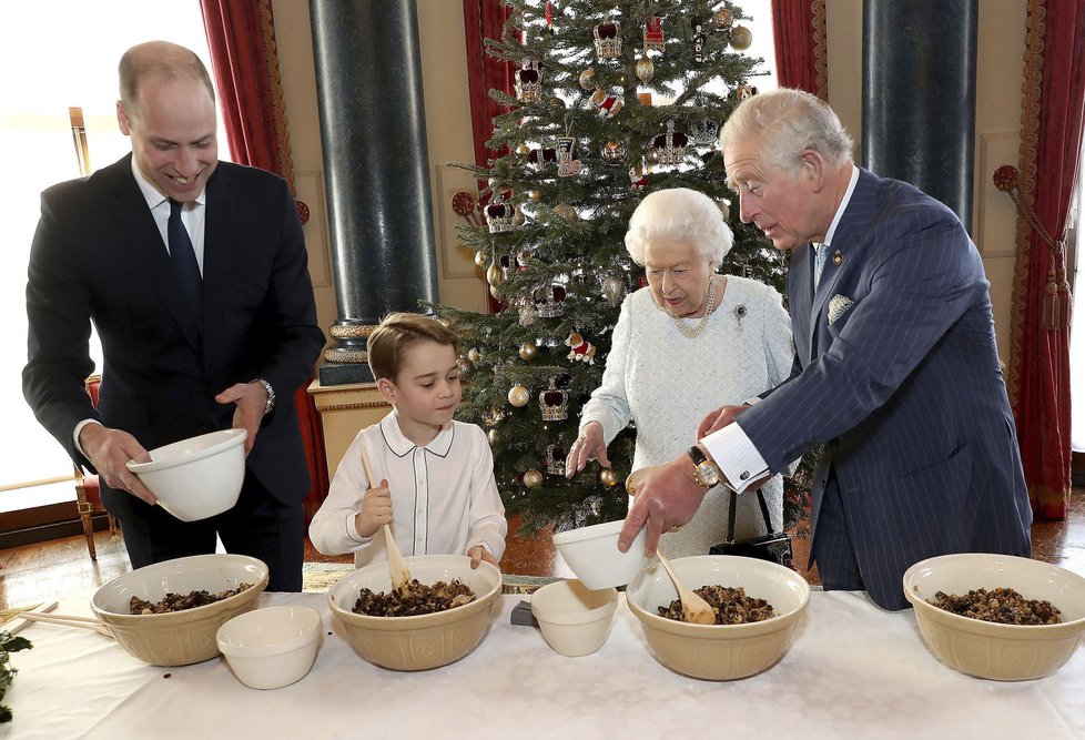 Královna a tři následníci trůnu se sešli, aby připravili vánoční pudink.