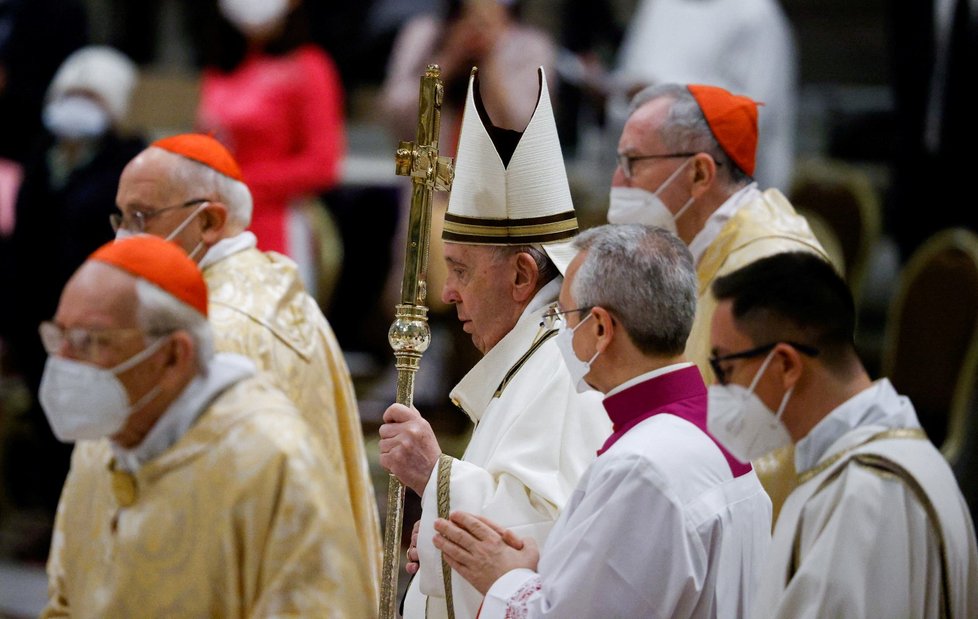 Papež František odsloužil vánoční mši před zhruba 1500 lidmi shromážděnými ve vatikánské bazilice svatého Petra.