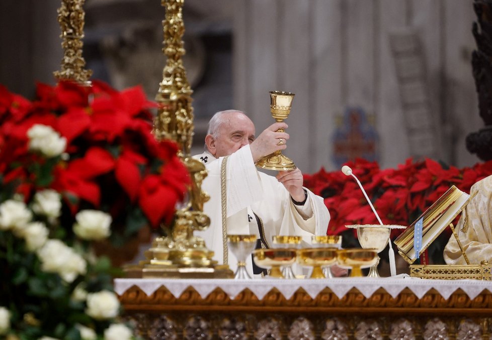 Papež František odsloužil vánoční mši před zhruba 1500 lidmi shromážděnými ve vatikánské bazilice svatého Petra.