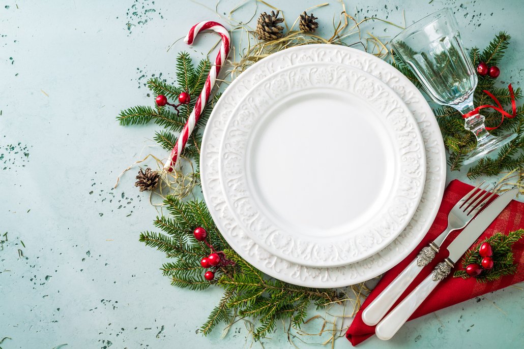 Čistě bílé nádobí zkrátka evokuje sváteční atmosféru. Vyhrát si pak můžete se zdobením, větvičkami a různými dekoracemi.