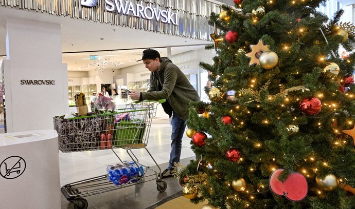 Zatímco v loňském roce si na vánoční nákupy plánoval půjčit každý desátý Čech, letos půjčku zvažují pouhá tři procenta dotazovaných.