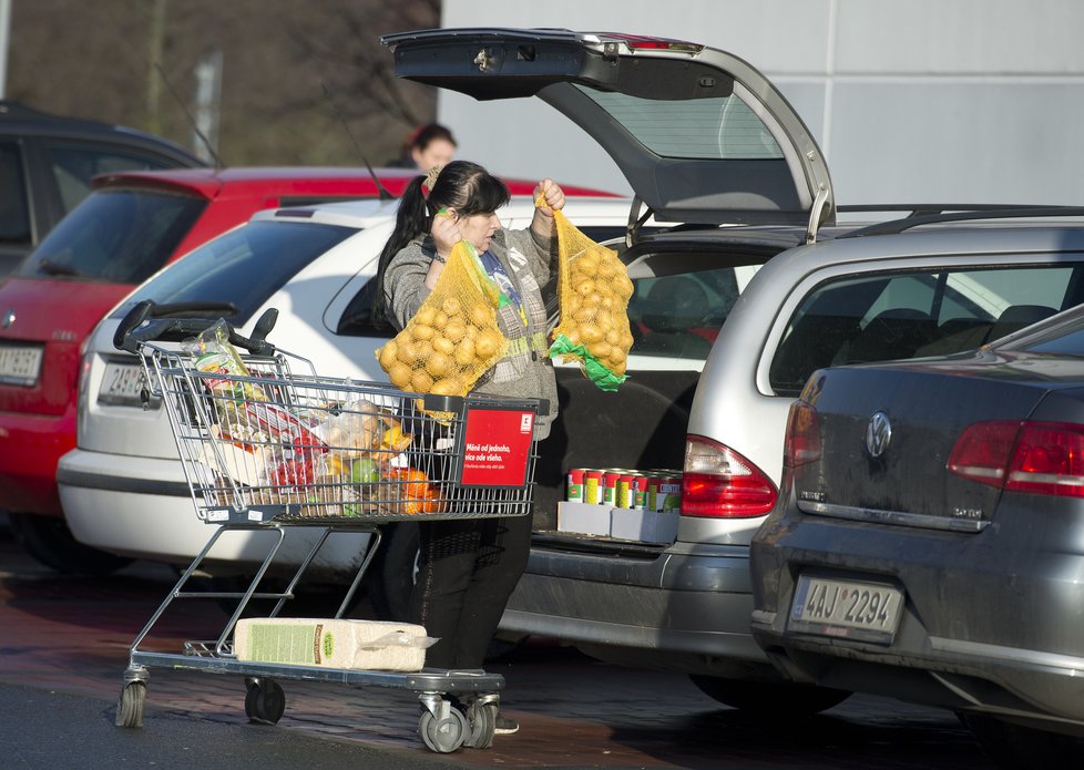 Lidé před Vánoci vyrazili na velké nákupy zásob (23. 12. 2019).