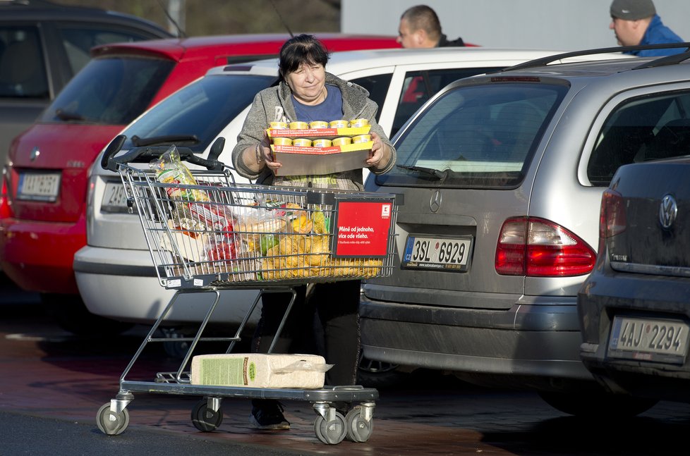 Lidé před Vánoci vyrazili na velké nákupy zásob (23. 12. 2019).