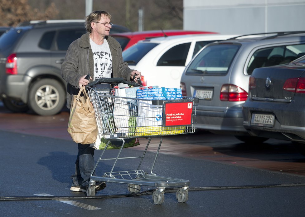 Lidé před Vánoci vyrazili na velké nákupy zásob (23. 12. 2019).