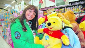 Ruslana Maščenková koupila své dcerce Natálce k Vánocům plyšového medvěda, ušetřila, protože byl zlevněn o 100 korun.
