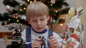 Dětská radost z dárků u vánočního stromečku je pro rodiče tou největší odměnou za předvánoční shon a stres