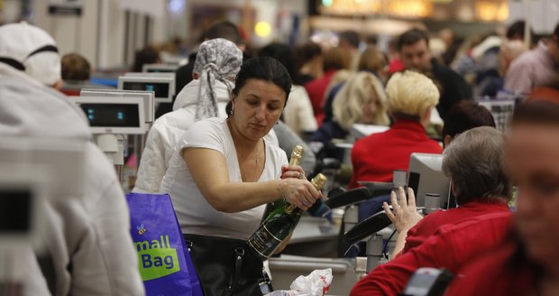 Svátečním nákupům zřejmě odzvoní. Poslanci svedou závěrečný boj