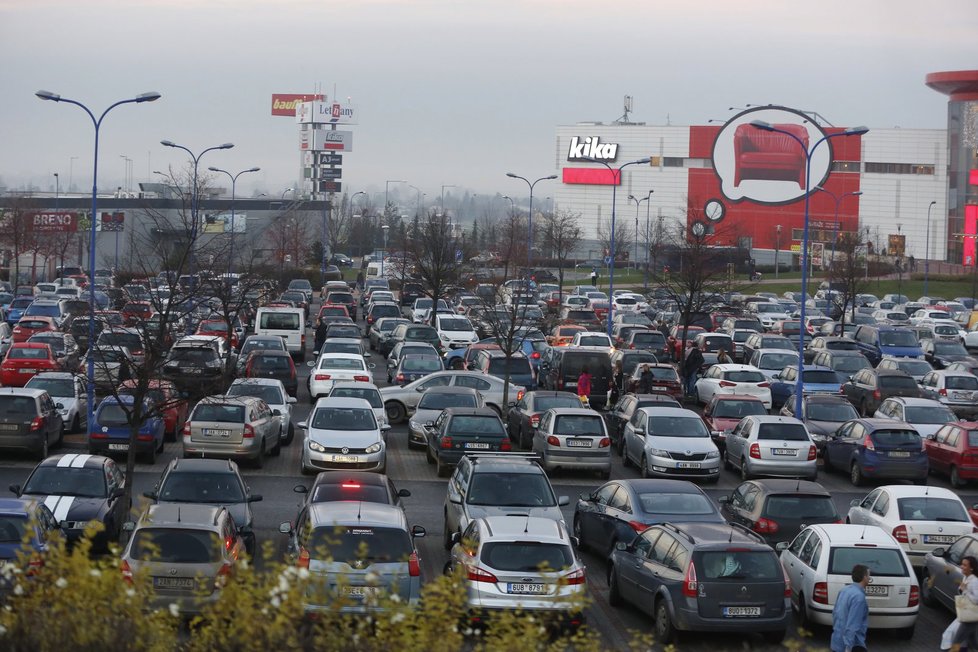 V Praze obchody i parkoviště praskají ve švech