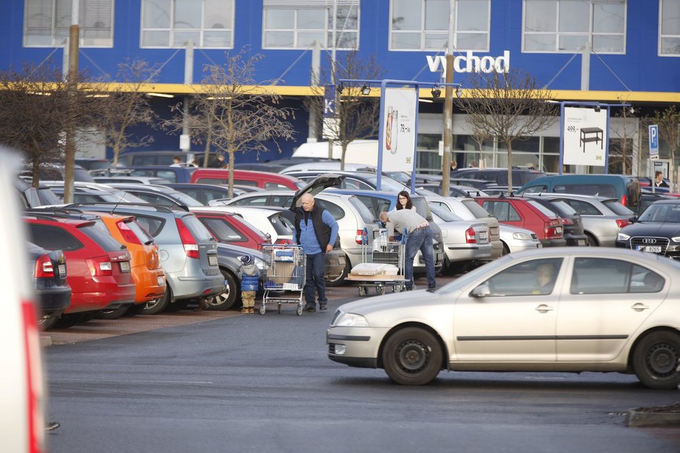 Vánoce se blíží a nákupní horečka v Praze narůstá.