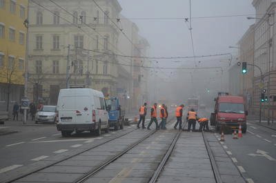 Nákupní a dopravní šílenství – obraz předvánočního Brna.