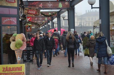 Nákupní a dopravní šílenství – obraz předvánočního Brna. Situace před Tescem u hlavního nádraží