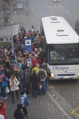 Lidé se snaží v Úzké ulici nacpat do autobusu, který po dlouhé době přijel.