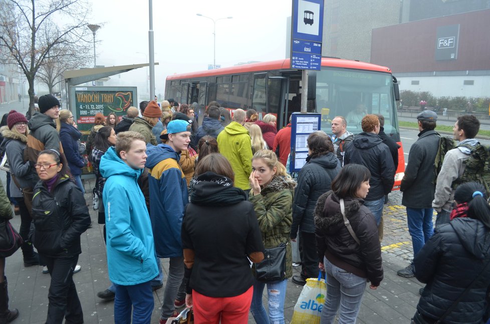 Lidé se snaží v Úzké ulici v Brně nacpat do autobusu, který po dlouhé době přijel.