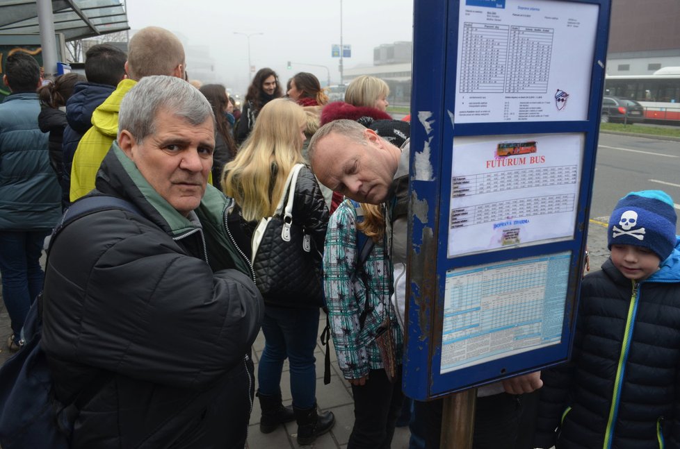 Lidé se snaží v Úzké ulici v Brně nacpat do autobusu, který po dlouhé době přijel.