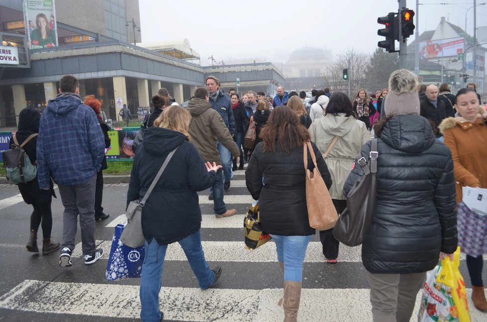 Nákupní a dopravní šílenství – obraz předvánočního Brna.