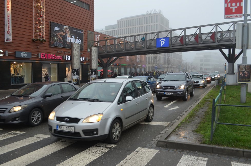 Nákupní a dopravní šílenství – obraz předvánočního Brna.