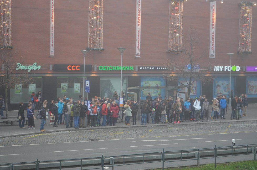 Lidé se snaží v Úzké ulici v Brně nacpat do autobusu, který po dlouhé době přijel.