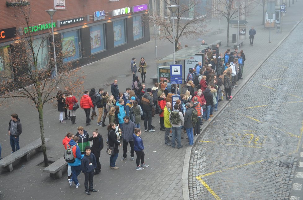 Lidé se snaží v Úzké ulici v Brně nacpat do autobusu, který po dlouhé době přijel.