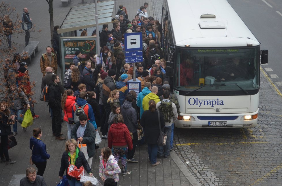 Lidé se snaží v Úzké ulici v Brně nacpat do autobusu, který po dlouhé době přijel.