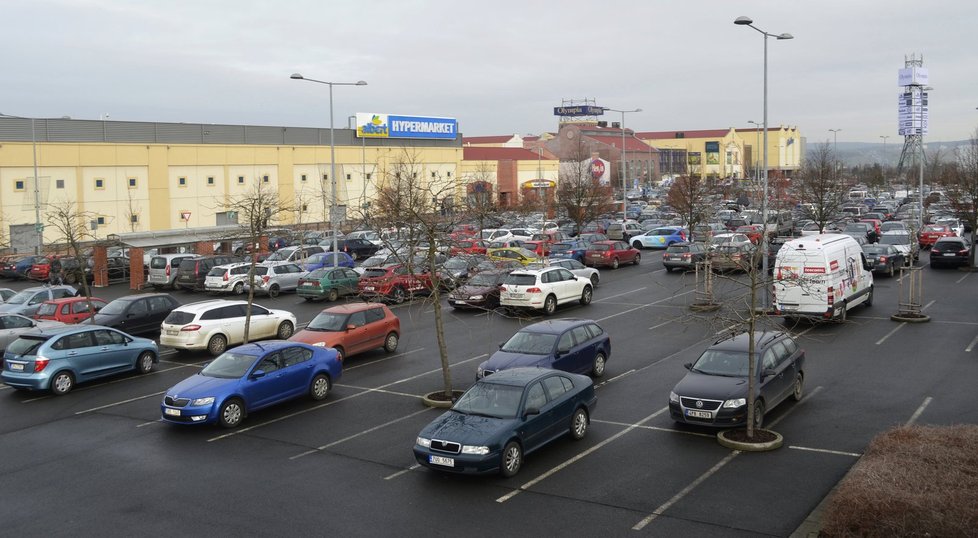 Na parkovišti před nákupním centrem Olympia se v sobotu odpoledne našlo dost volných míst.