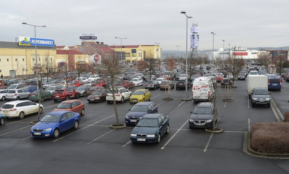 Na parkovišti před nákupním centrem Olympia se v sobotu odpoledne našli dost volných míst