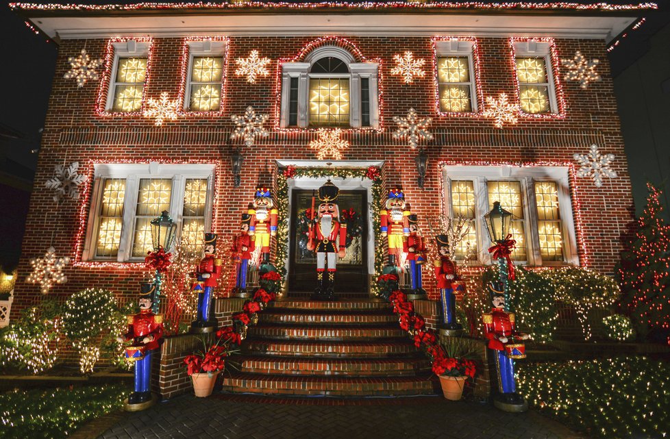 Domy v New Yorku jsou o Vánocích vyzdobené velkolepě.