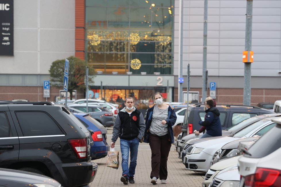 Předvánoční nakupování dárků v Česku během omezení (19. 12. 2020)